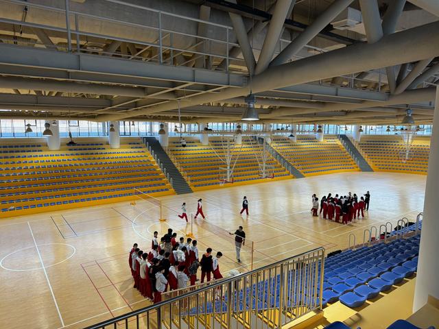 北京一零一中未来科学城学校学生们在室内体育馆上体育课.