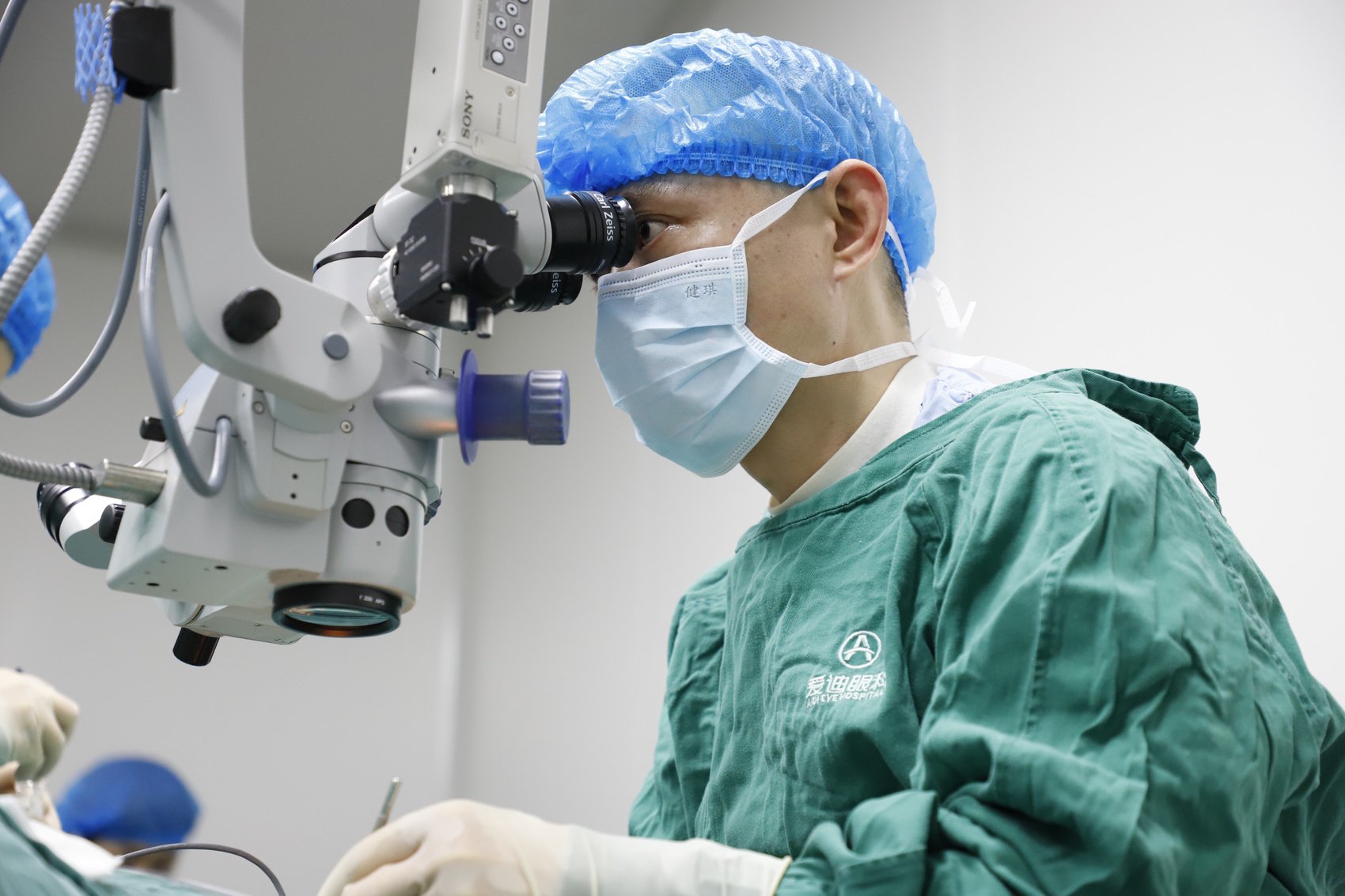 医生正在为患白内障的村民进行手术.成都爱迪眼科医院供图