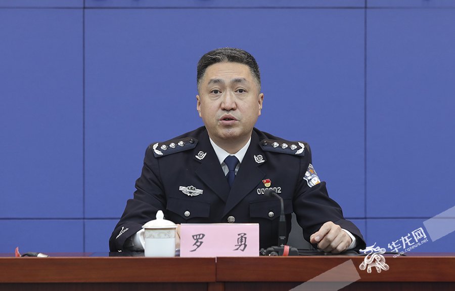 市公安局常务副局长罗勇介绍相关情况.华龙网首席记者 李文科 摄