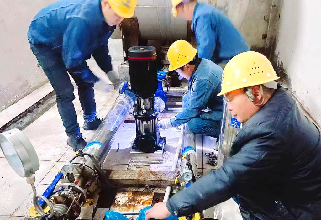 渝南自来水公司工作人员改造老旧二次供水设备。重庆水务集团供图
