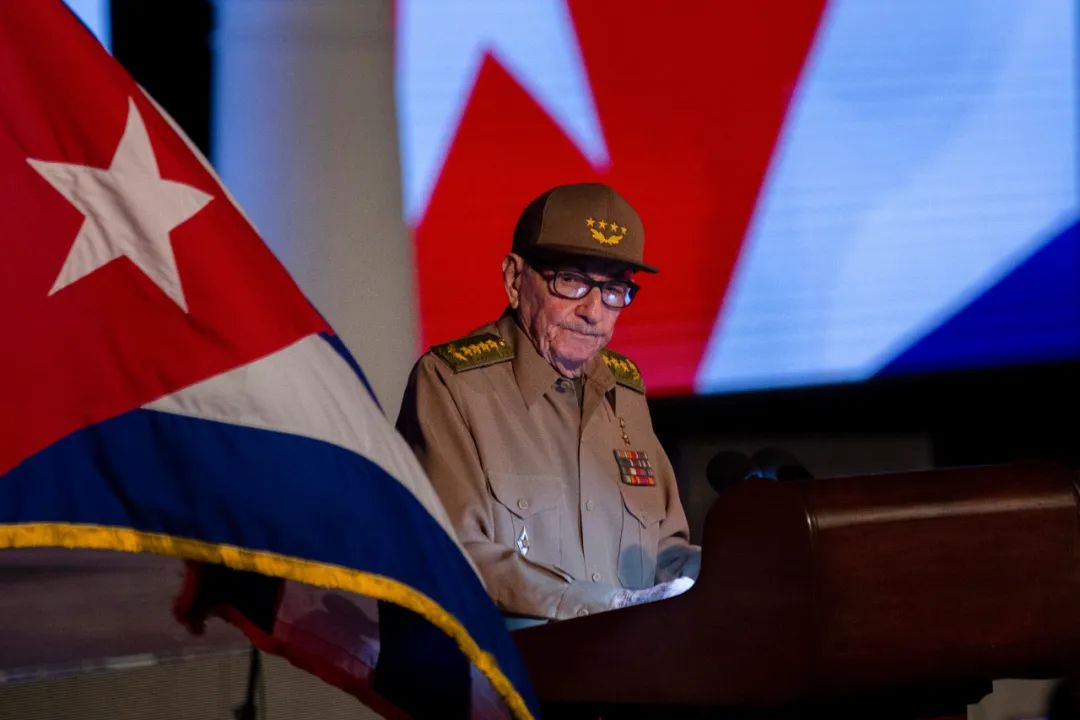 ▲1月1日，古巴革命领袖劳尔·卡斯特罗在圣地亚哥举行的纪念古巴革命胜利65周年庆祝活动上发表讲话。（美联社）