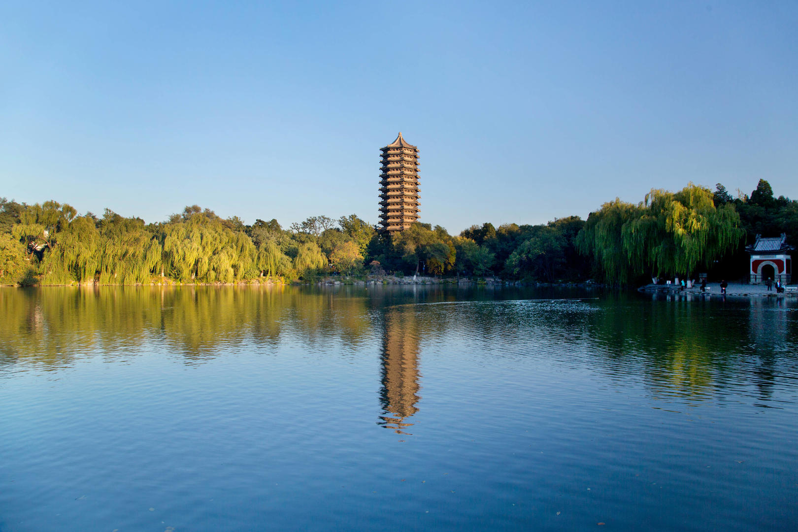 北京大学未名湖畔博雅塔. 图源/ic photo