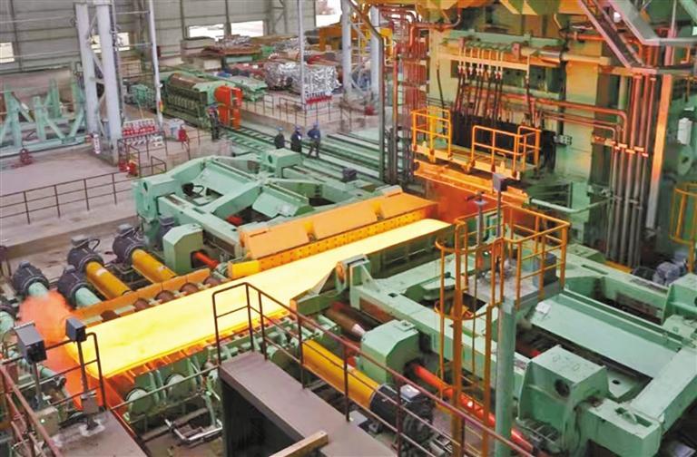 2023年12月19日,汉钢公司生产线上,中厚板坯正经过可逆式轧机进行轧制