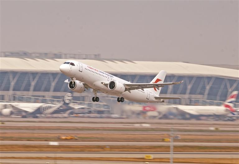 2023年12月9日，东航第三架C919从上海浦东国际机场起飞。