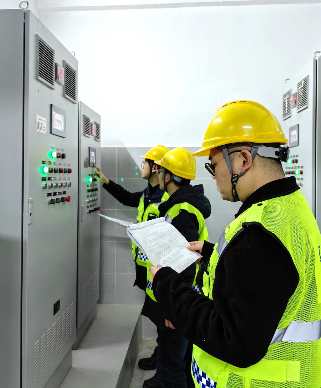 市自来水公司工作人员检查二次供水电气控制系统。重庆水务集团供图