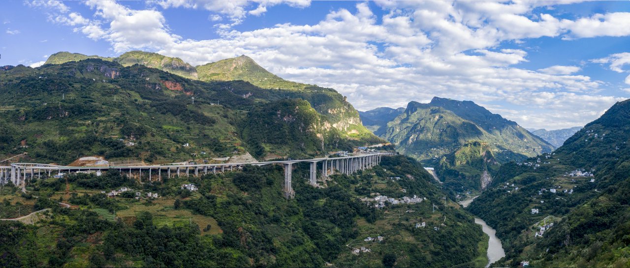 随着云南省昭通市委书记苏永忠宣布"g7611都香高速云南昭通段建成通车