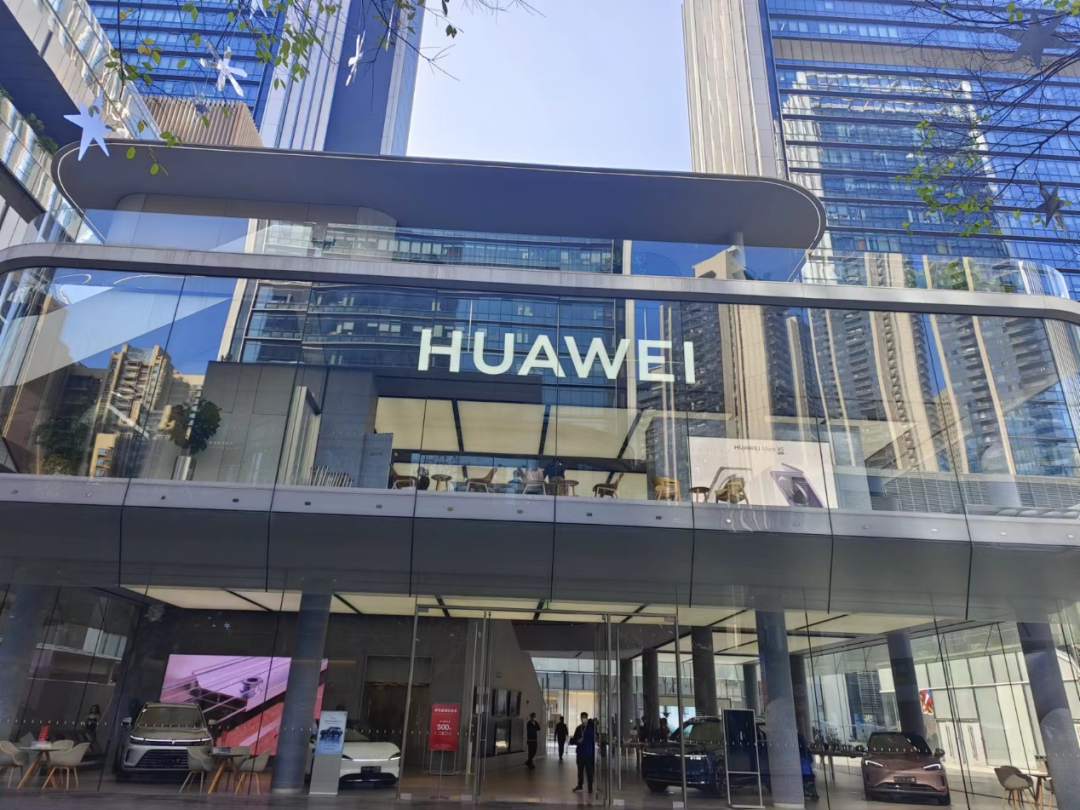 深圳南山万象天地华为旗舰店 本报记者 张兴旺/摄