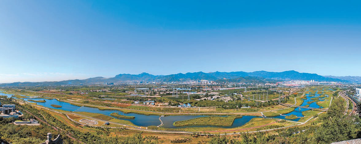上图:治理后的永定河北京城市段风光旖旎. (资料照片)