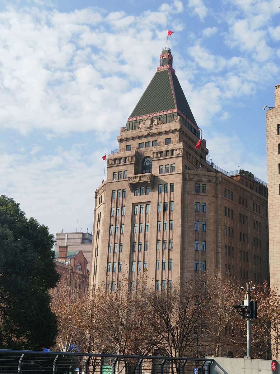 美国喜剧大师查理·卓别林偕《摩登时代》女主角宝莲·高黛,曾下榻