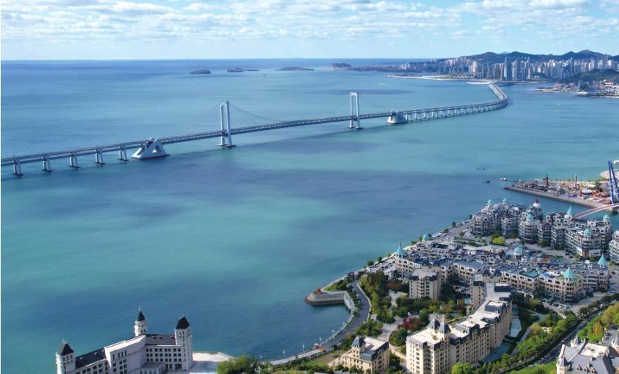 蔚蓝天空下的大连美丽海湾.本文图片由受访单位提供