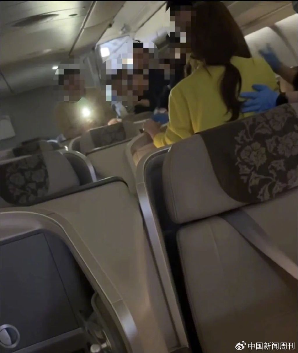 男子大闹航班300人改签背后_手机新浪网