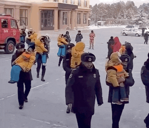 （被宠到“不用走路”的“砂糖橘” 图源 央视）