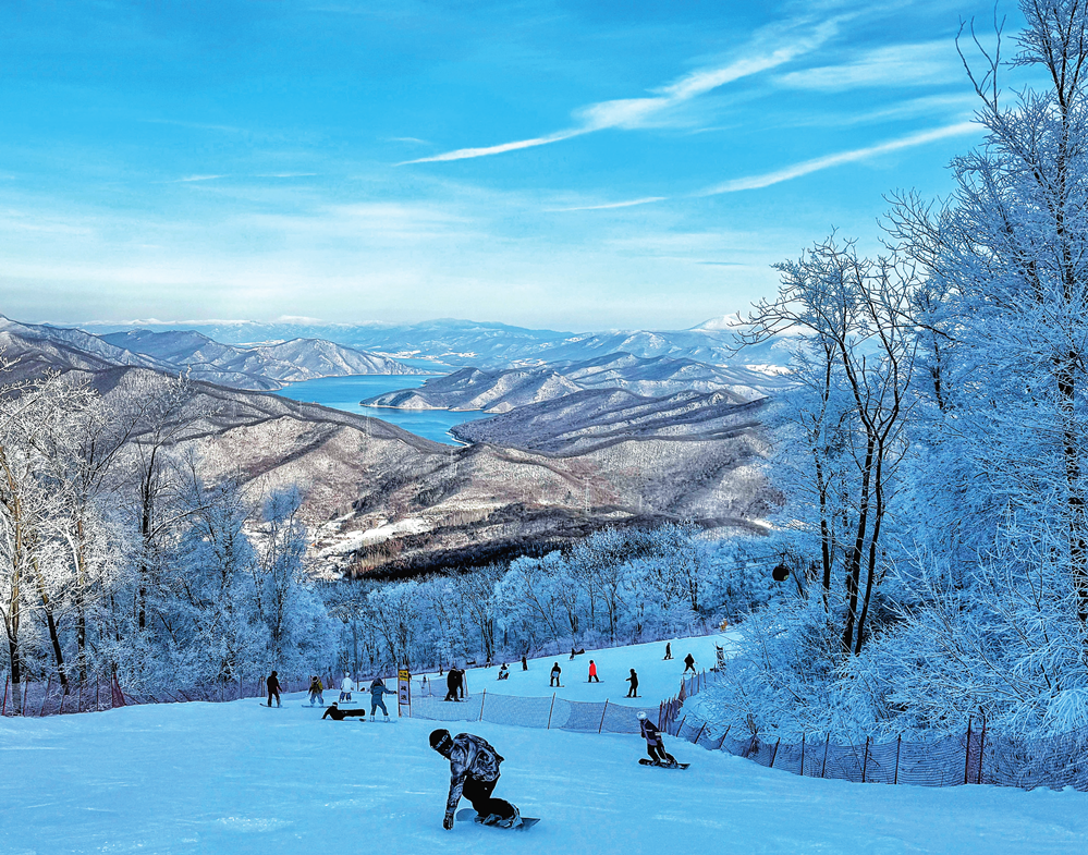 滑雪爱好者在吉林市万科松花湖度假区滑雪(2023 年 11 月 25 日摄)