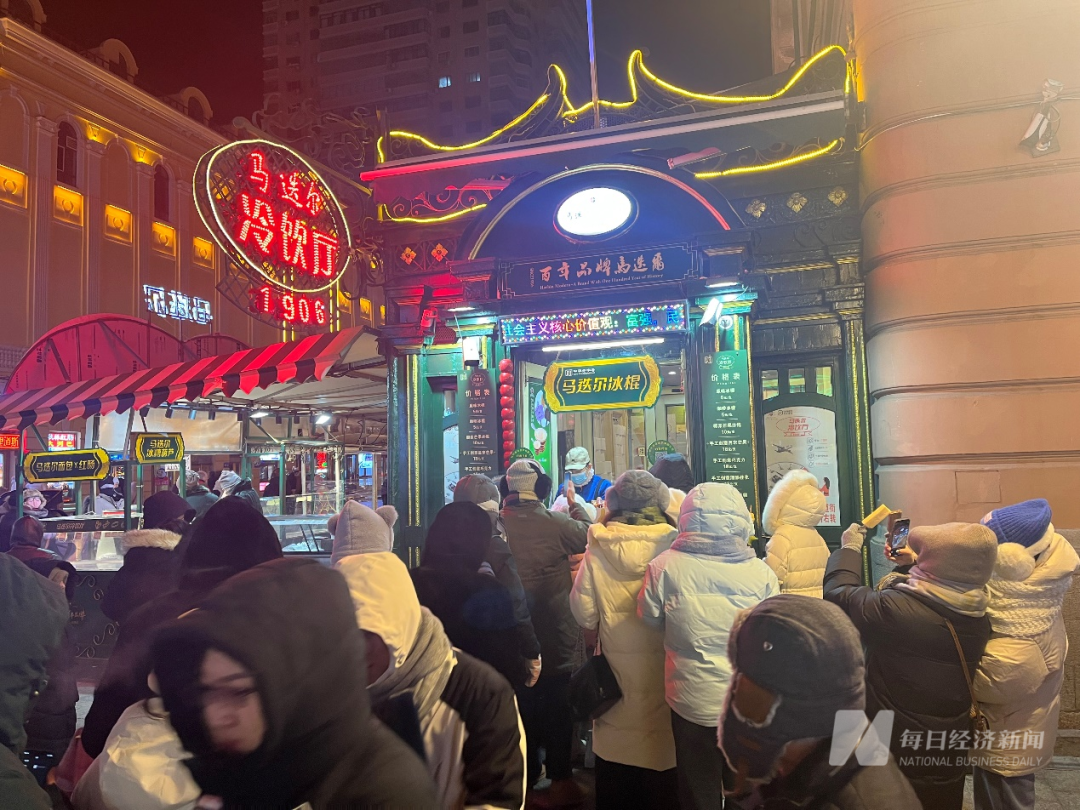 中央大街游客排队购买马迭尔冰棍 图片来源：每经记者 于垚峰 摄
