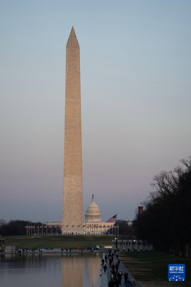 这是1月5日在美国首都华盛顿拍摄的华盛顿纪念碑和国会大厦