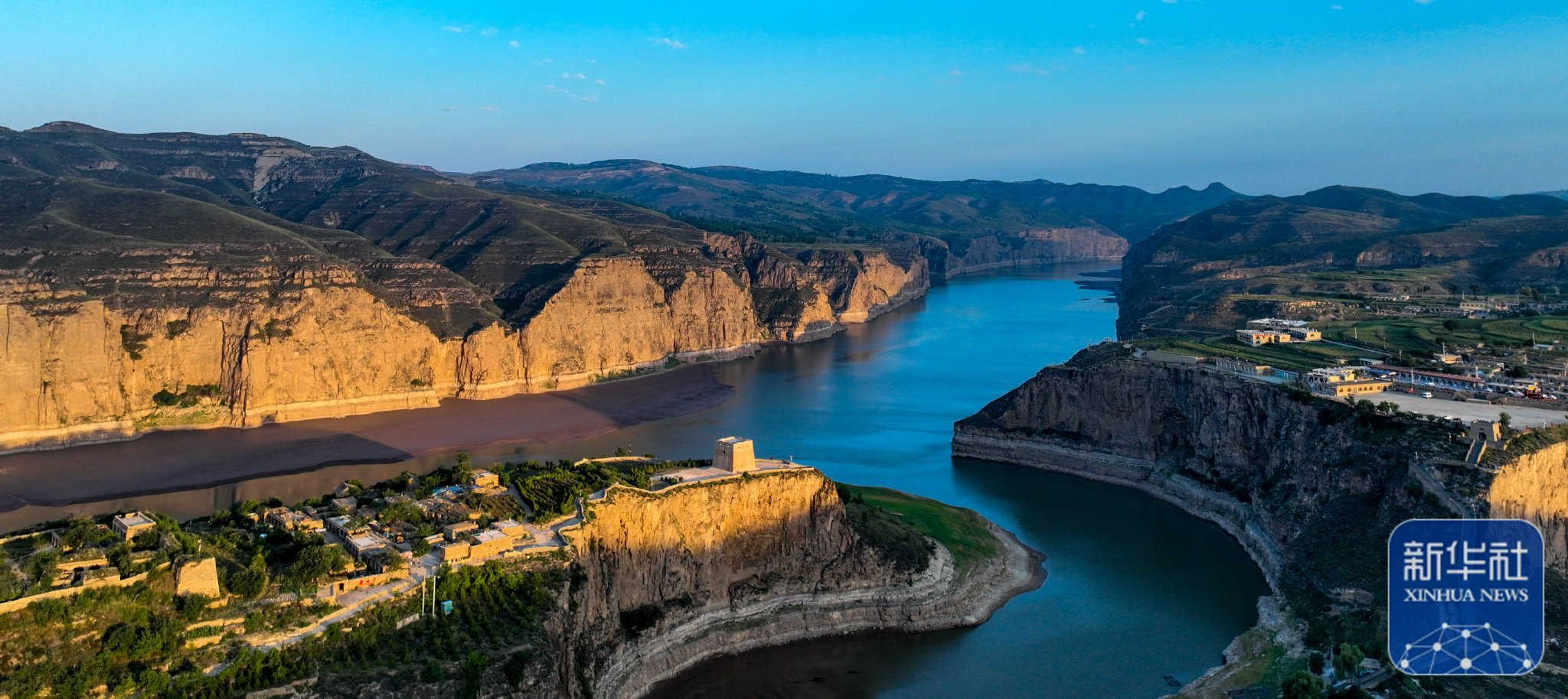 2023年8月29日在山西省偏关县拍摄的晨曦下的黄河老牛湾,长城和挥河