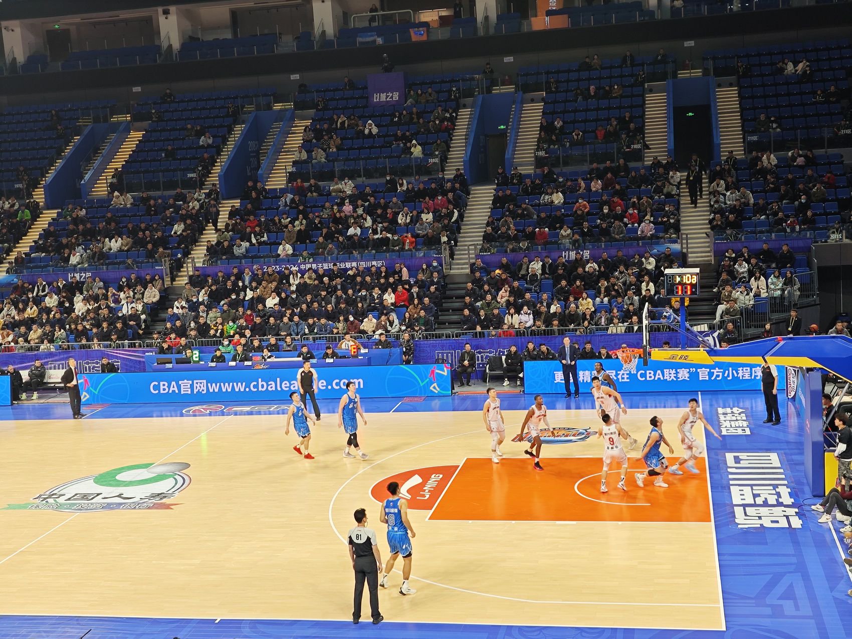四川金强男篮在金强国际赛事中心主场,迎战远道而来的广州龙狮