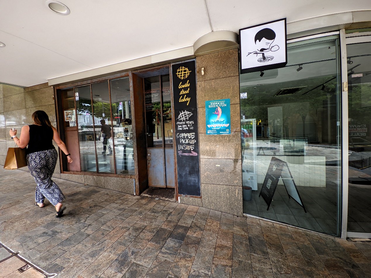 图片说明：1月4日，一位行人走过悉尼街头，旁边的咖啡店、餐饮店仍未恢复营业。（李晓渝摄）