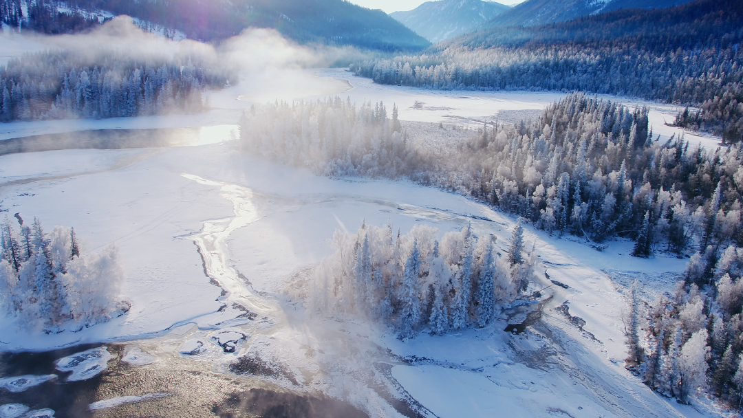 图为冬日的新疆阿勒泰地区布尔津县喀纳斯湖神仙湾景色.张真源摄