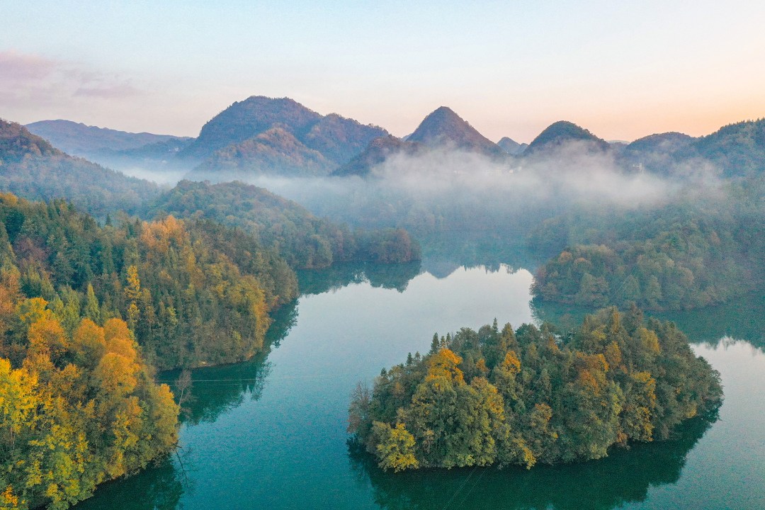贵州省毕节市百里杜鹃管理区鹏程街道移山湖拍摄的初冬景色.