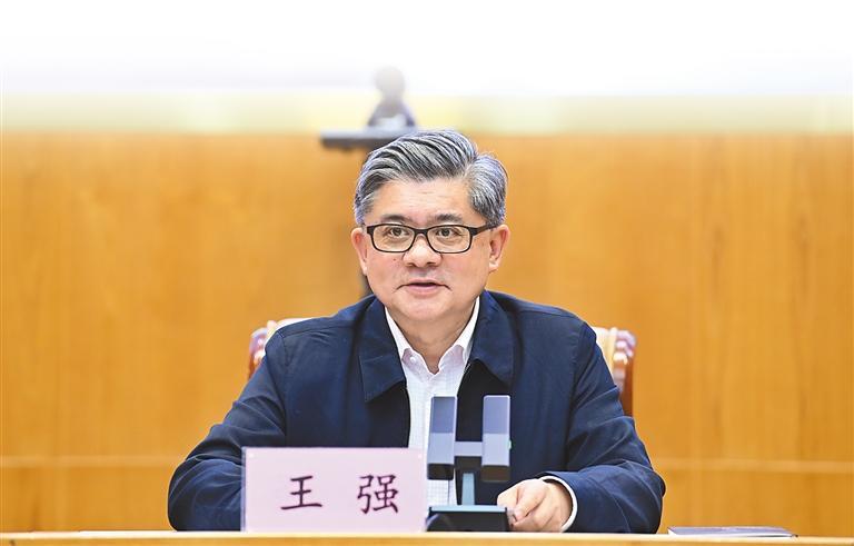 自治区人大代表,拉萨市委副书记,市长王强. 本报记者 刘琳琳 摄