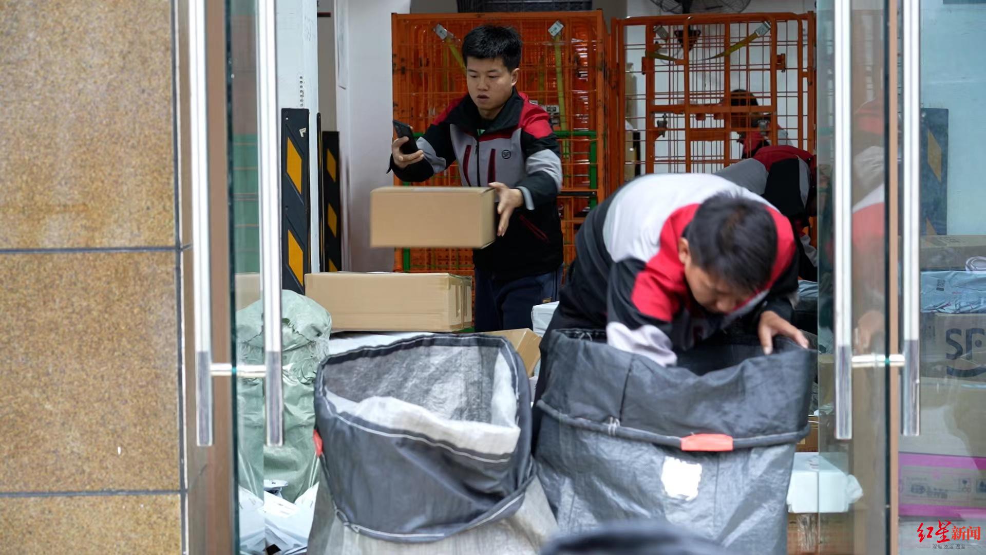 快递业新规来了未经同意擅自放智能快件箱或被罚款快递员怎么看