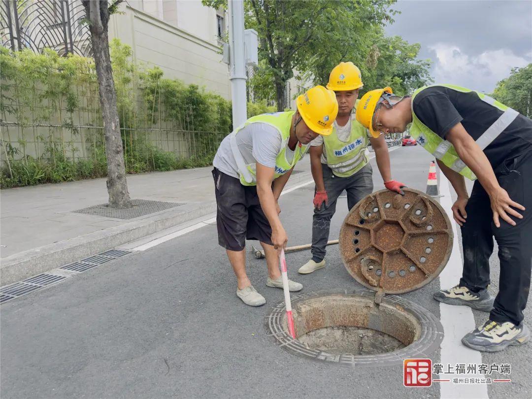 工作人员检查道路排水设施。市城乡建设局供图