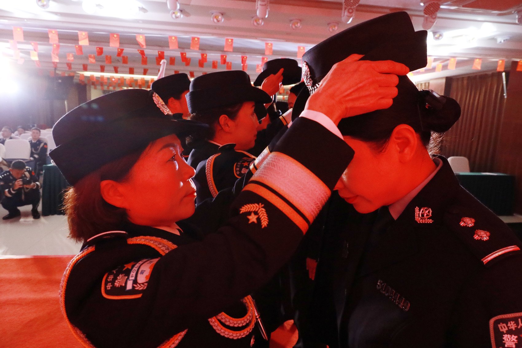 退休民警给青年民警佩戴警帽