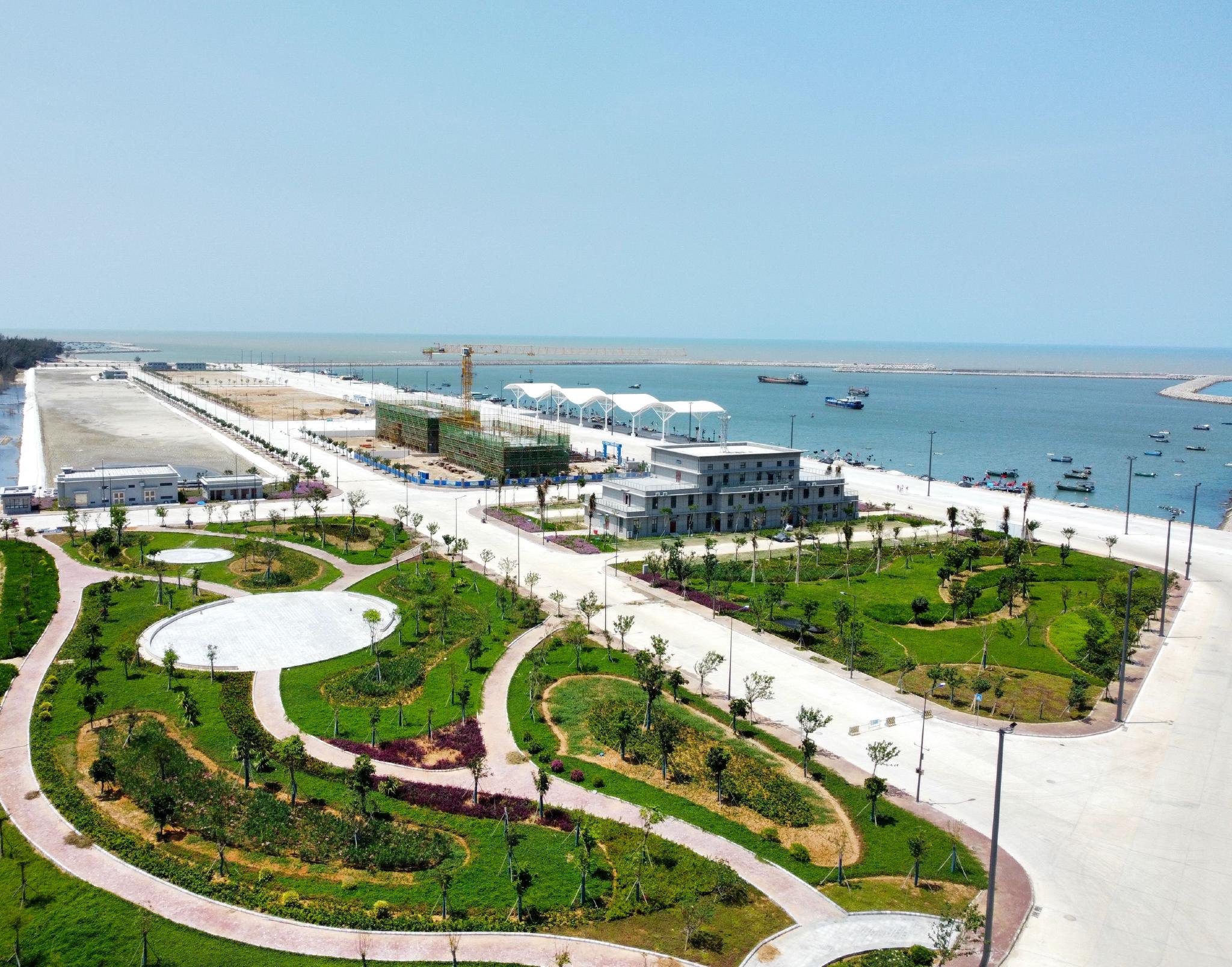 海南乐东莺歌海一级渔港项目顺利通过交工验收并交付使用