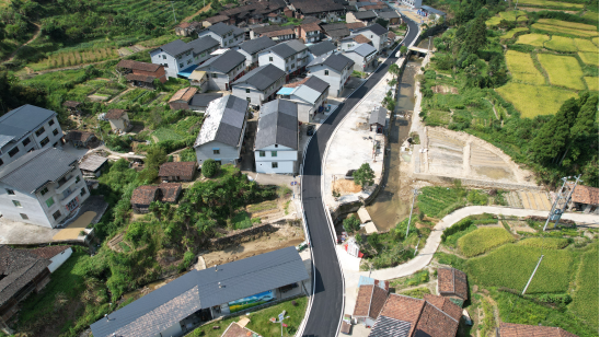 岭下村道路白改黑(泰宁县新桥乡人民政府供图)