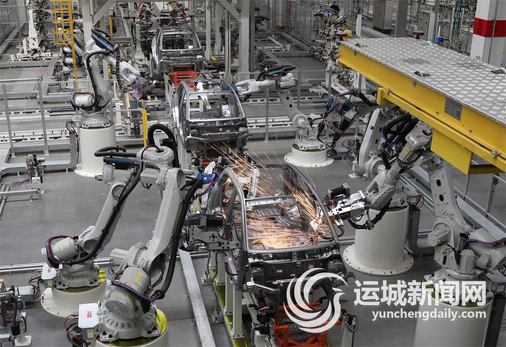 大运新能源汽车生产线.  记者 陈方斌 摄