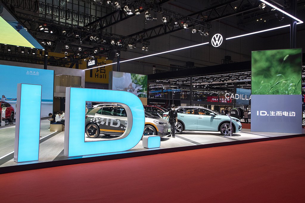 2023年4月19日,上海车展,上汽大众展台上的id系列电动车.