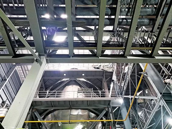 贵州安达科技能源股份有限公司已安装好的6万吨磷酸铁锂生产设备之一。贵州日报天眼新闻记者 张秀云 摄