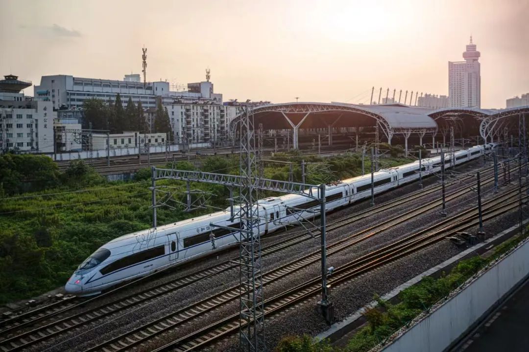 从南京站驶出的高铁列车.图/图虫创意