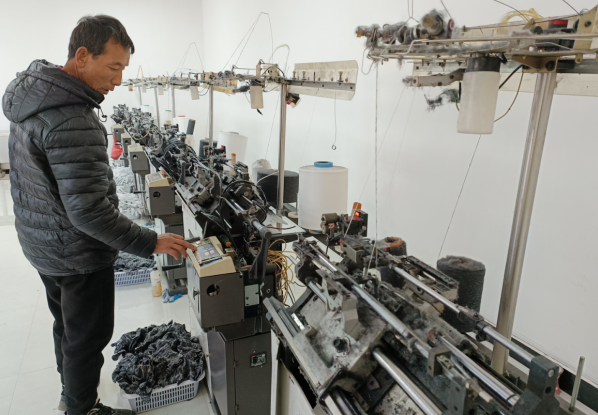 华亭市砚峡乡土桥村党支部书记郭强说:"6台手套编织机,每台每小时最少