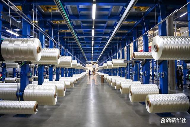 工人在吉林化纤集团国兴碳纤维公司生产车间整理碳纤维原丝（2022年10月31日摄）。新华社记者 颜麟蕴 摄