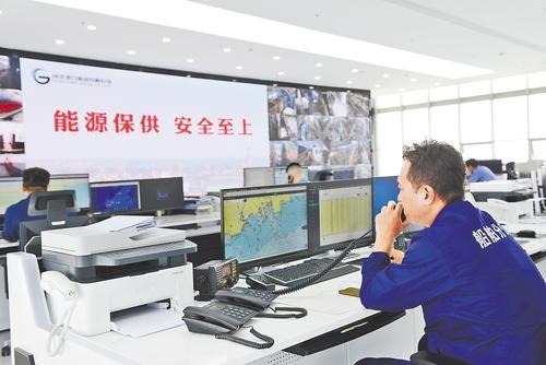1月5日，在秦皇岛港调度指挥中心，工作人员在集控系统加持下调度指挥装载作业，保障电煤运输。河北港口集团供图