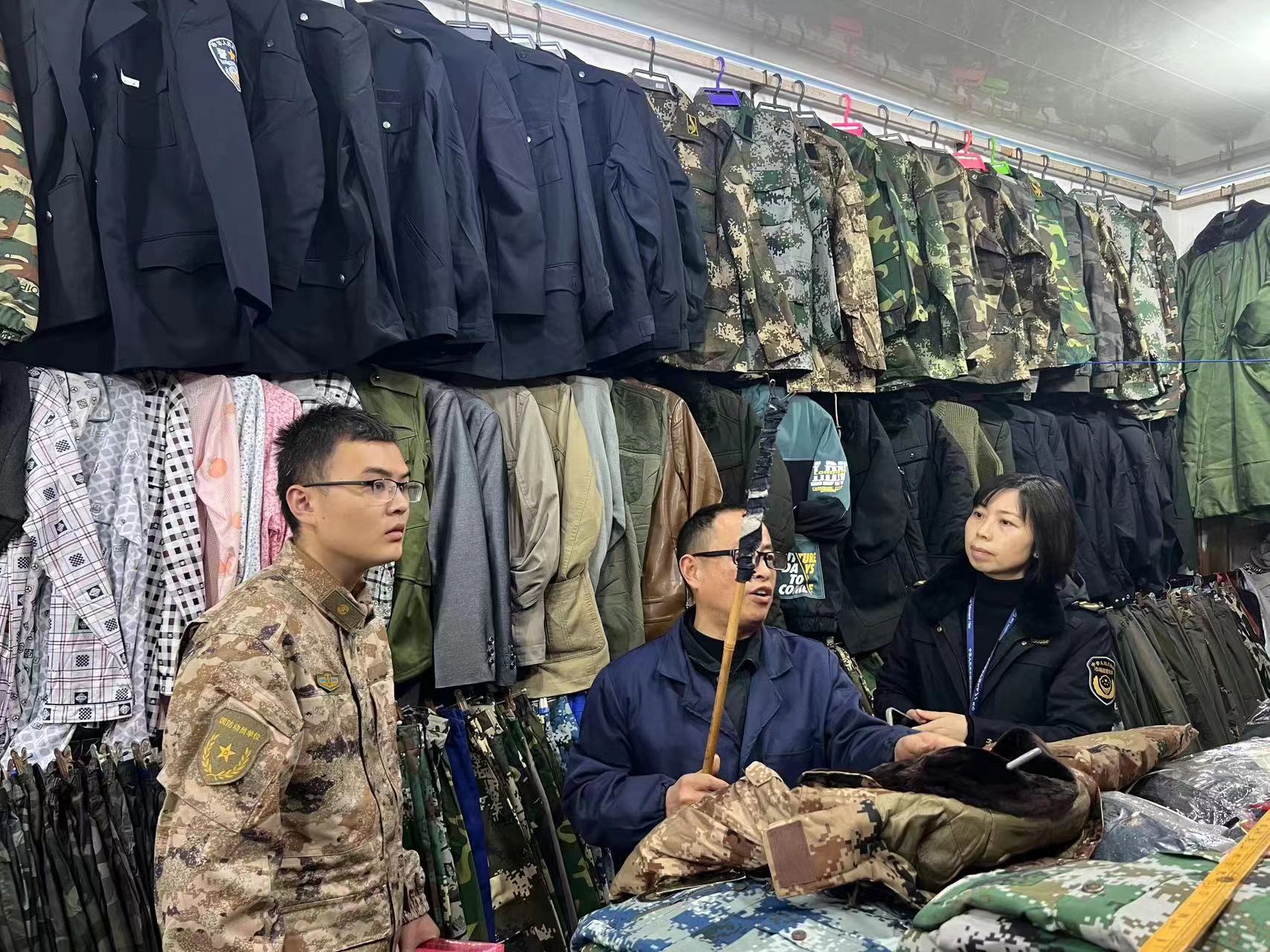 检查中,执法人员围绕辖区内劳保用品店,服装市场等经营主体,重点检查