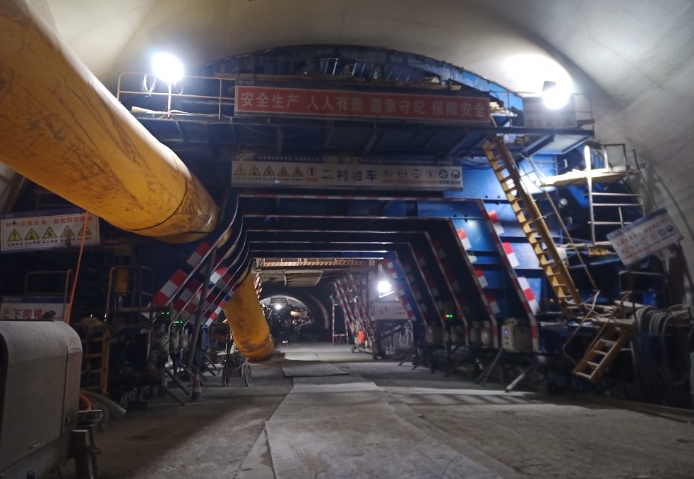 渝武高速公路复线中梁山隧道左洞顺利贯通|高速公路_新浪财经_新浪网