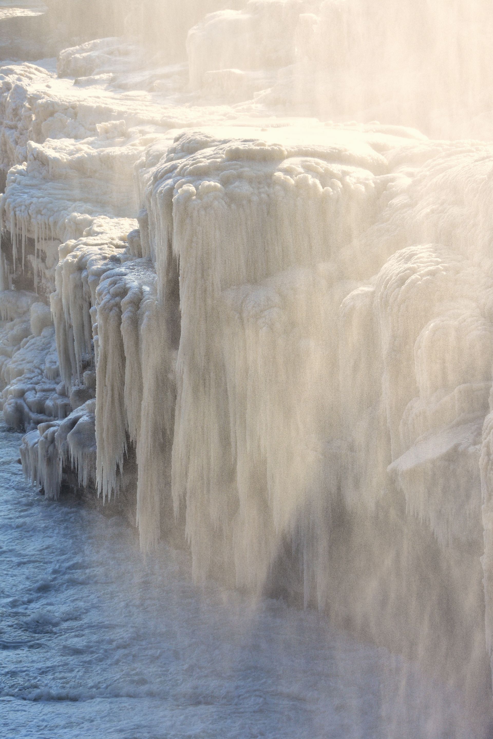 近日,受冷空气影响,黄河壶口瀑布旅游区(陕西侧)出现冰瀑玉壶壮美
