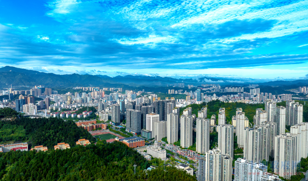 十堰城区,蓝天,白云与城市建筑交相辉映,犹如一张美丽的画卷.刘昆 摄