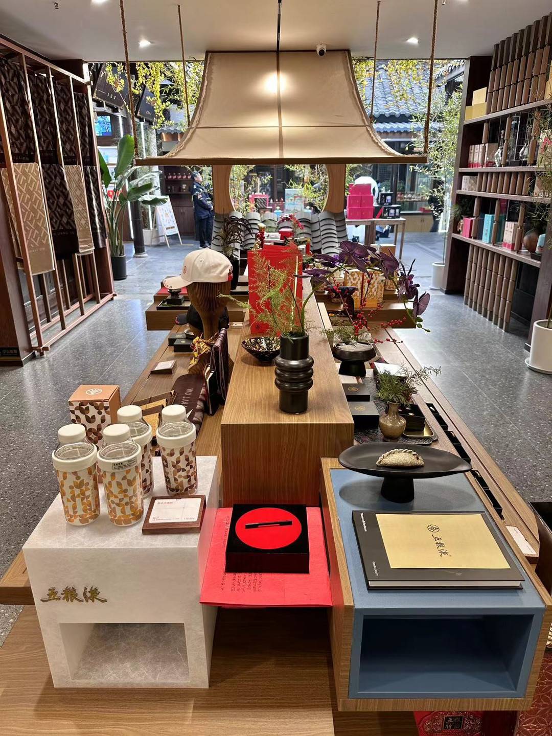 新消费观察｜白酒企业纷纷探索品牌年轻化之路，跨界联名之后又来了“新中式艺术展”|五粮液|白酒企业|白酒_新浪科技_新浪网