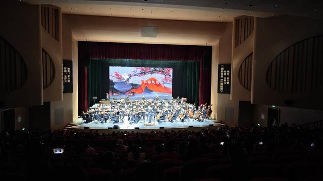 《青春序曲》中拉开帷幕,向盐都人民送上新春祝福;二胡演奏家贲立德与