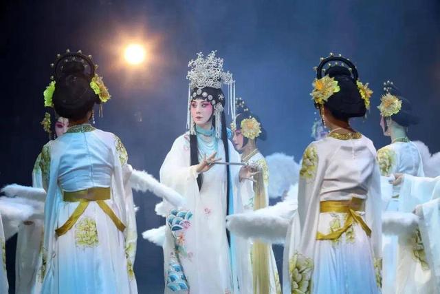 《繁花》“史老师”竟是梅派大青衣史依弘,马上要来南京唱“杨贵妃”|史依弘_新浪财经_新浪网
