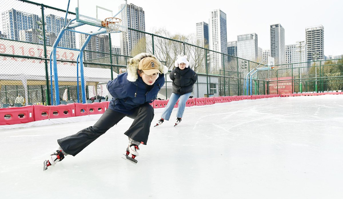 鹏瑞滑冰场开张迎客,教练们脚踩冰刀,正在冰场上驰骋.记者 唐建/摄