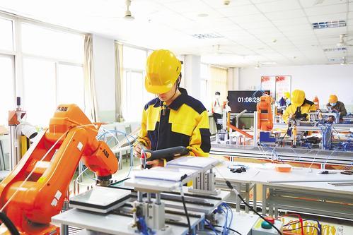 1月5日，保定技师学院工业机器人专业学生在机器人实训中心进行机器人编程测试实训。 河北日报通讯员 周伟摄