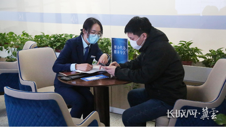 定兴县行政审批大厅帮办代办服务专区.通讯员 魏荣亮 摄