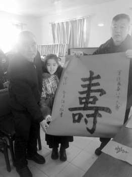 因为他们得到了通知,沈阳博雅斋书画院的书法家赵旭带领很多弟子免费