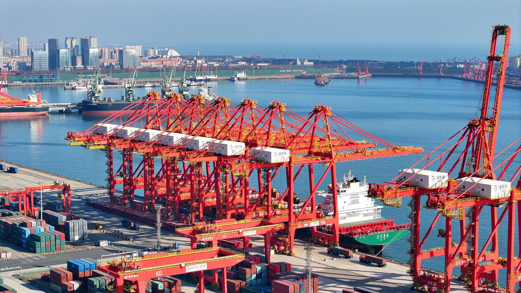 1月10日拍摄的山东港口日照港集装箱码头(无人机照片).