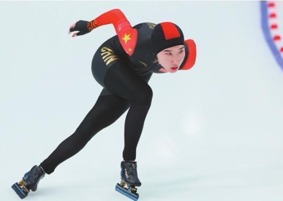 我省速度滑冰名将韩梅在比赛中.资料片